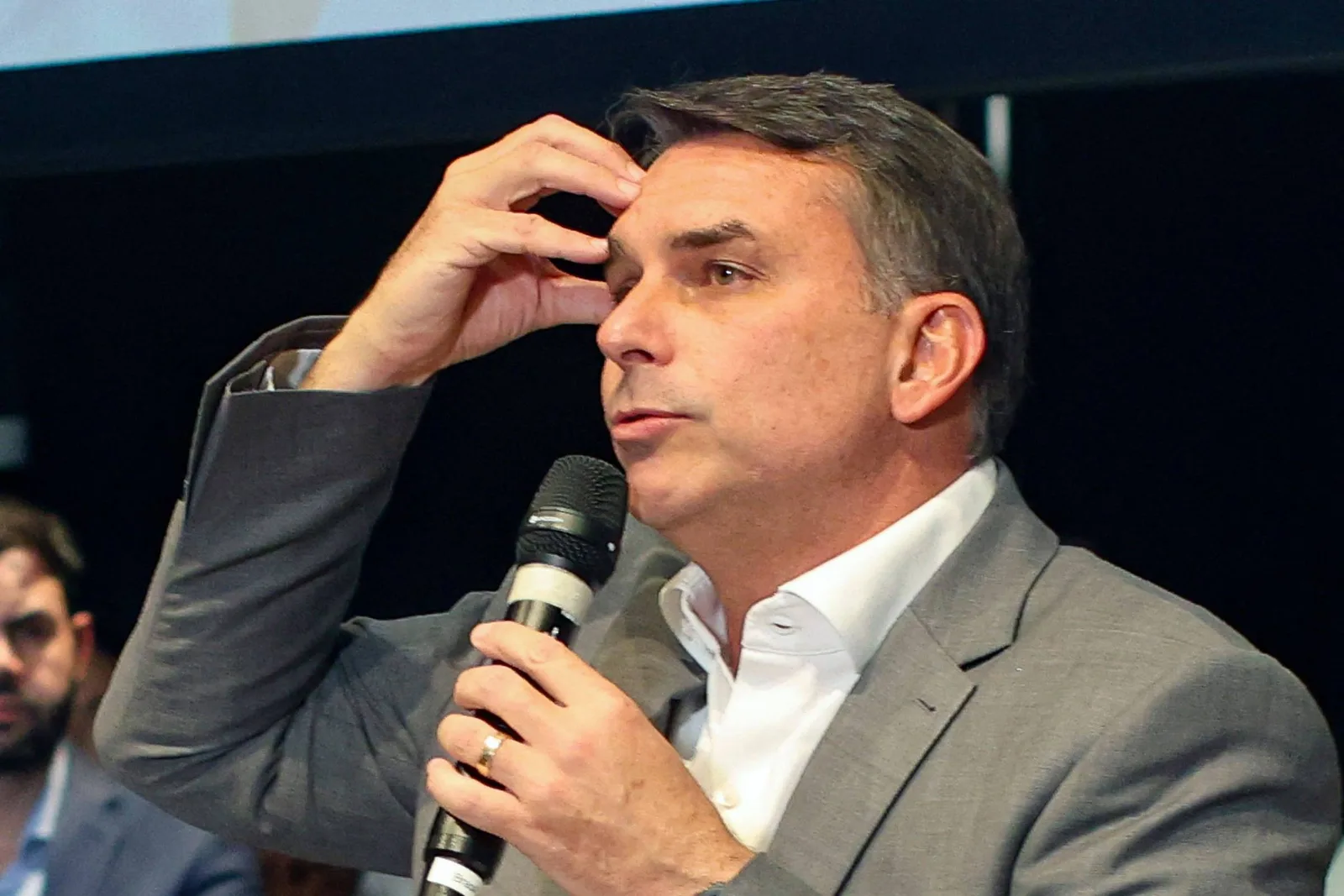 Flávio Bolsonaro quer fim da reeleição aplicado ao próprio mandato
