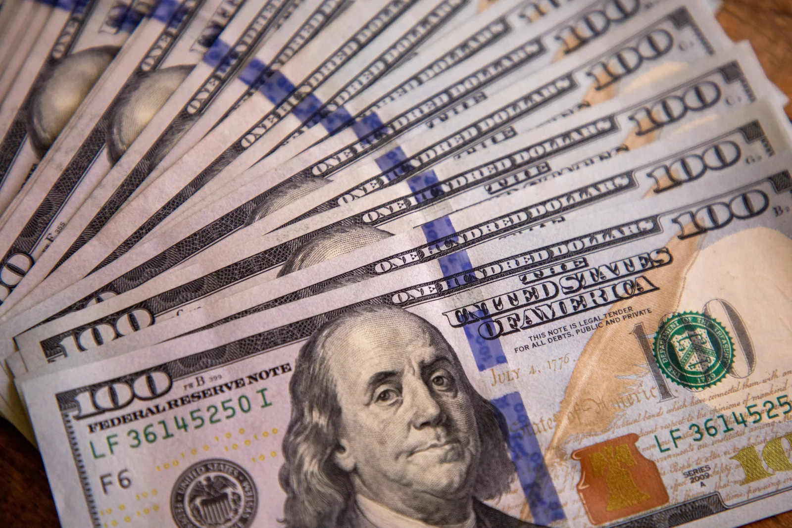 Dólar sobe com petróleo acima de US$ 100 e cautela nos mercados