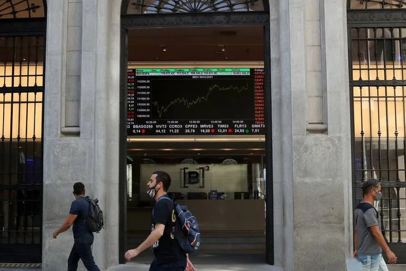 Bolsa brasileira avança com petróleo perto de US$ 100 e queda dos juros futuros