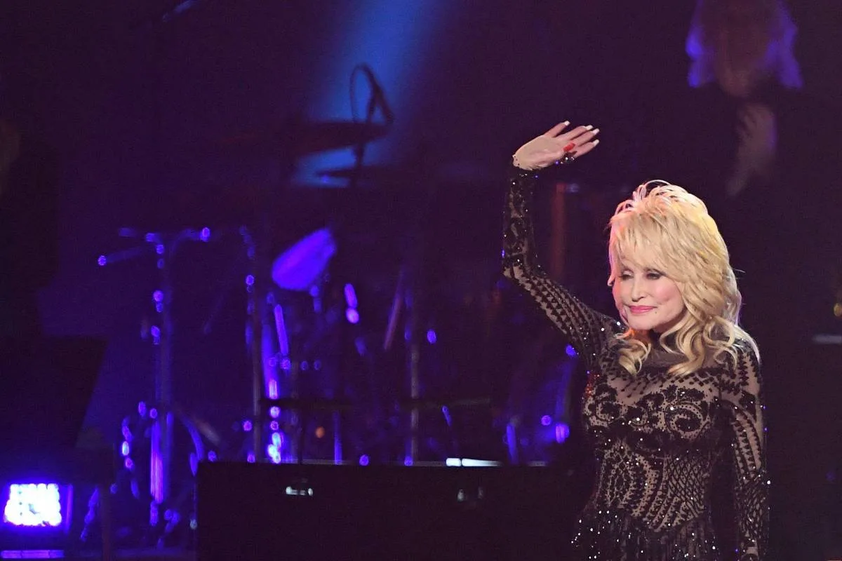 Empresário de Dolly Parton pede proteção contra sobrinho da cantora