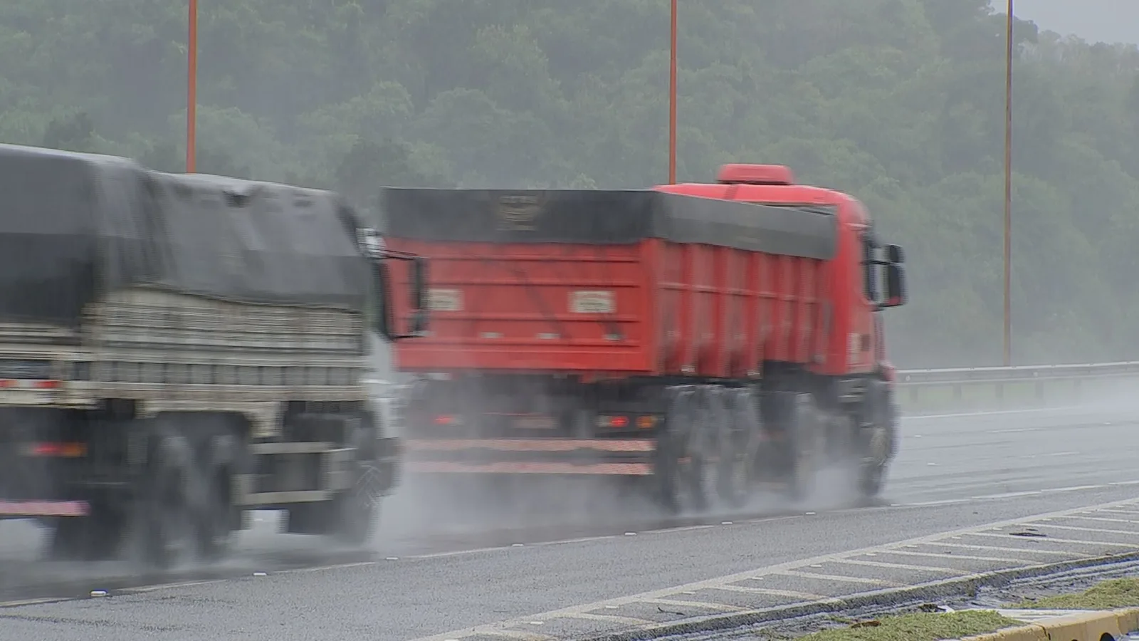 Pneus, velocidade e distância ajudam a evitar aquaplanagem em rodovias