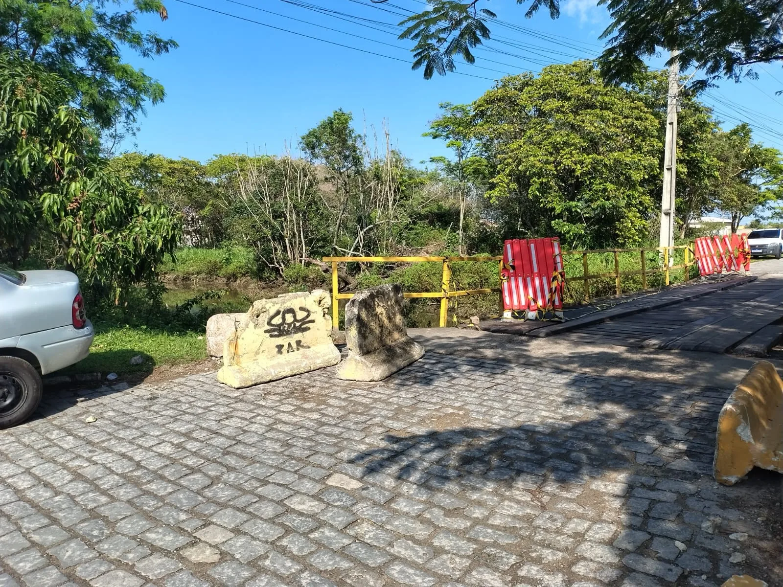 Moradores pedem acesso alternativo após bloqueio de ponte em Casimiro de Abreu
