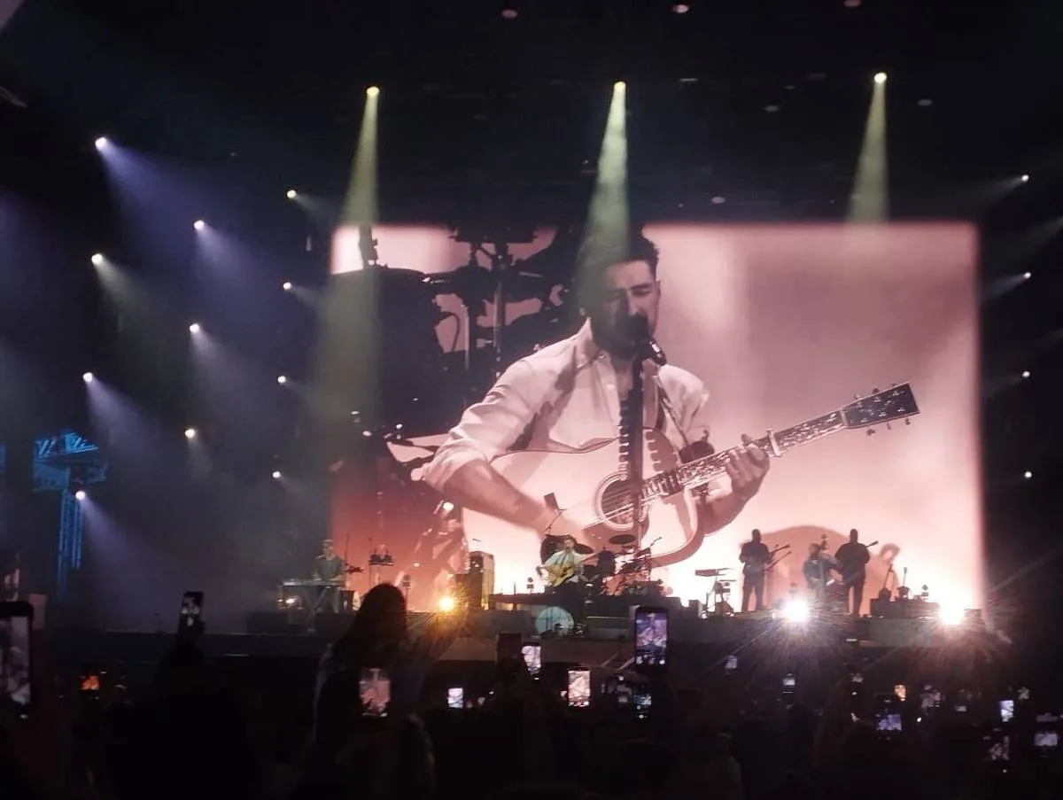Mumford and Sons encerra palco Sunset com folk romântico sob chuva