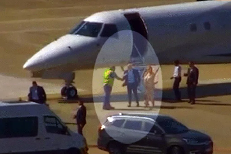 Vídeo mostra Moraes e mulher desembarcando de avião ligado a Vorcaro