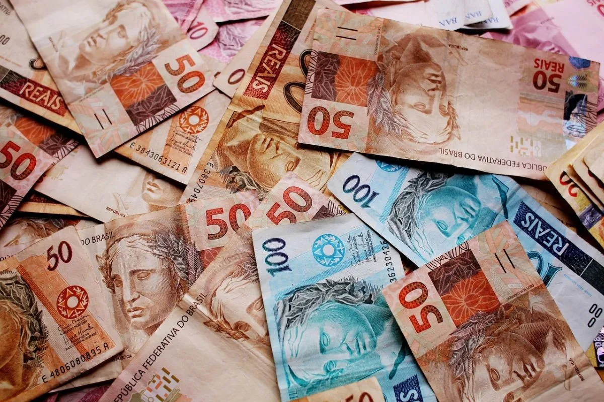 Receita deve atingir 23,7% do PIB, mas déficit continua previsto para 2026