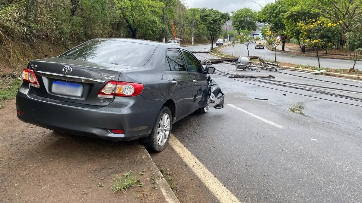 Colisão derruba postes e bloqueia avenida em Coronel Fabriciano