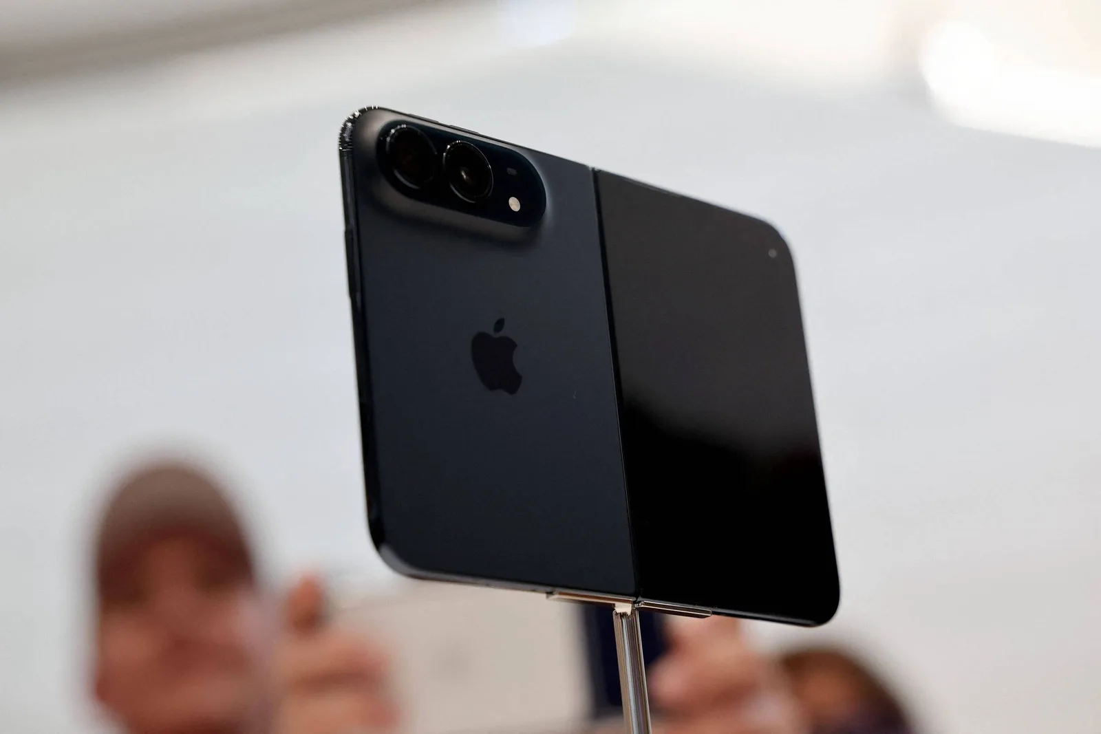 R$ 31 mil do iPhone Duo pagam viagens, refeições e parte de imóveis