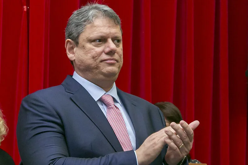 Tarcísio de Freitas é reeleito governador de São Paulo no primeiro turno