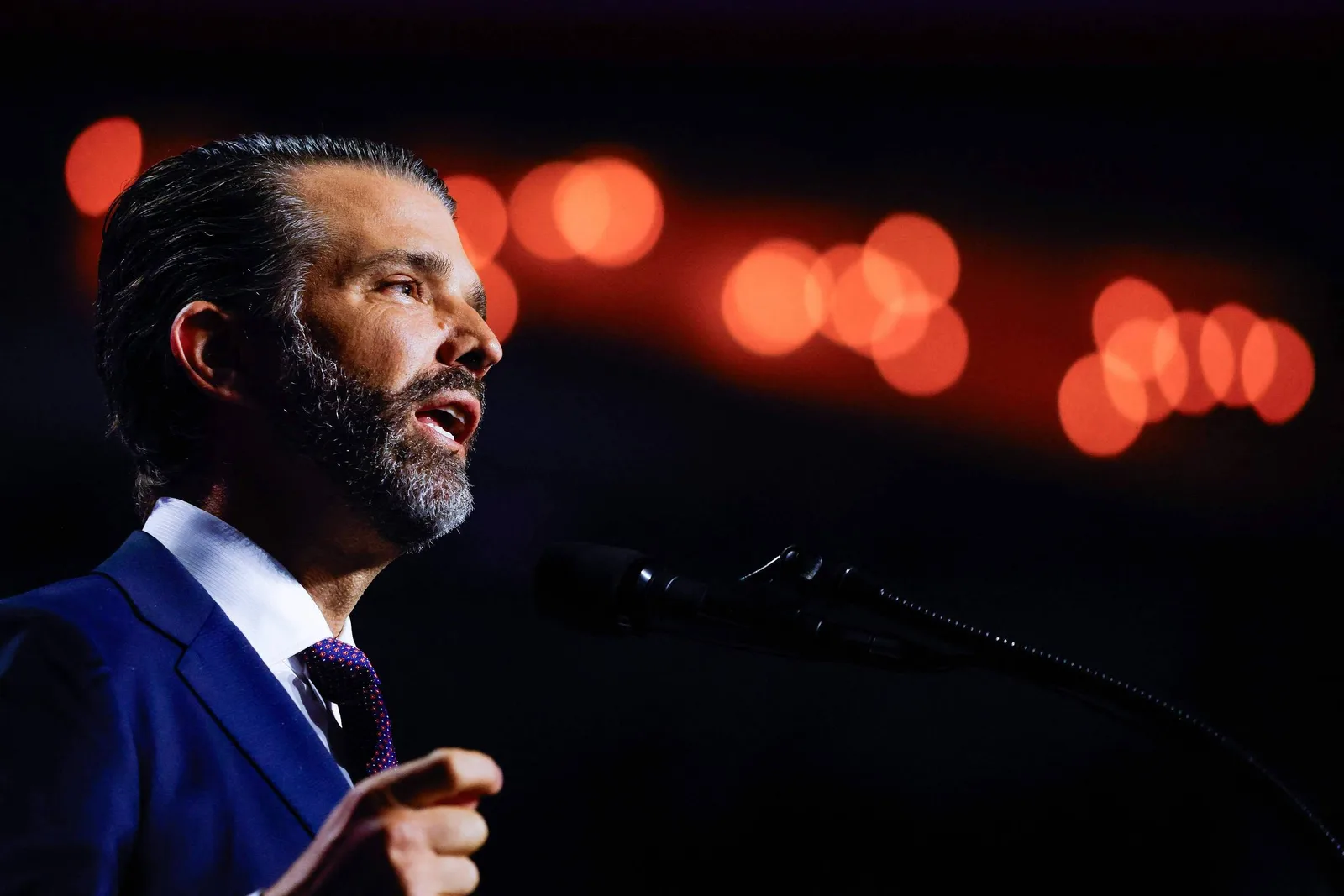 Umar Kremlev bancou ilha e fogos em festa de Trump Jr. nas Bahamas