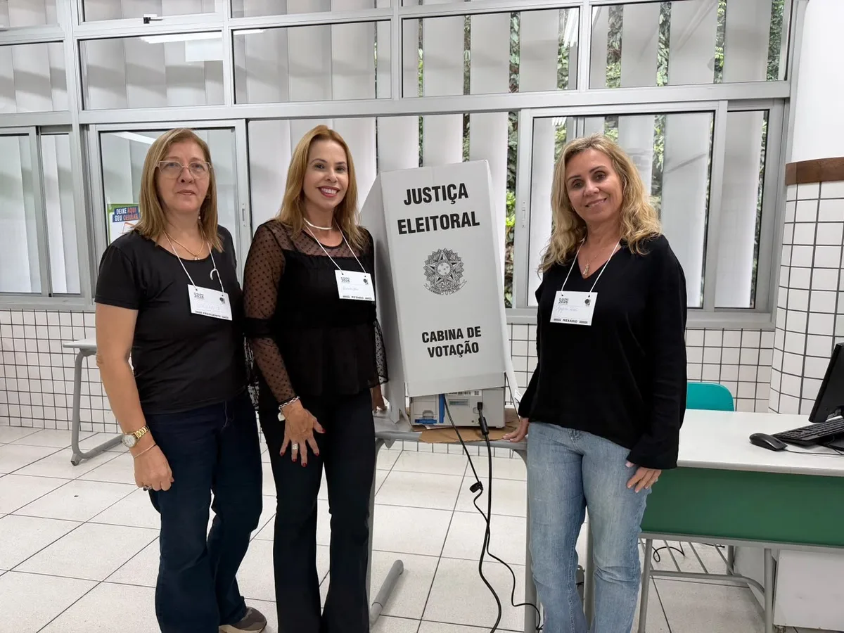 No Colégio Jesuítas, votação reúne voluntárias, gerações e aprendizado familiar