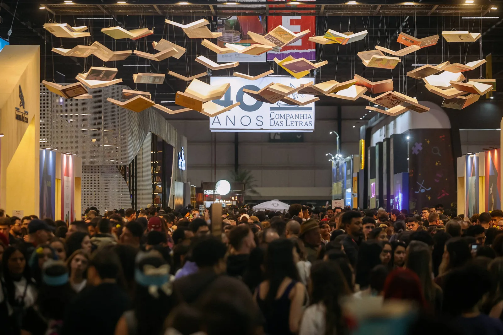 Bienal do Livro reúne multidão infantil e debate sobre dark romance em São Paulo