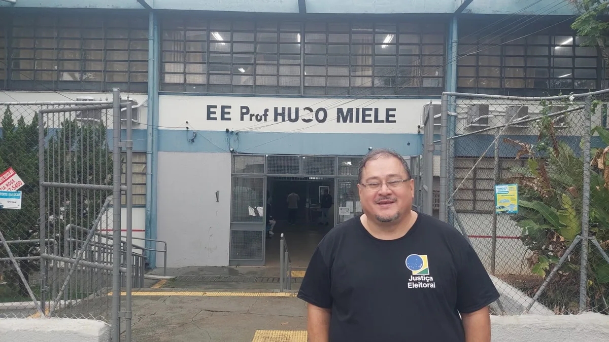 Voluntário nas eleições há 30 anos, servidor reúne histórias de seções eleitorais