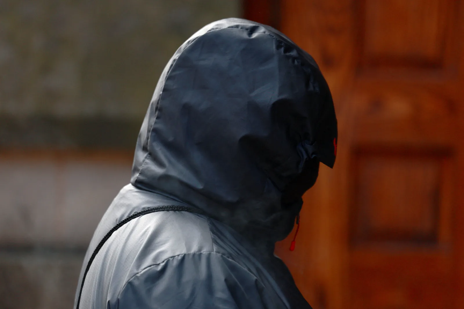 Homem é condenado por abusos contra esposa; 12 réus negam acusações em Manchester