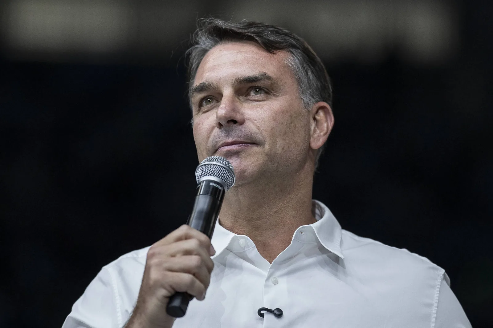 Flávio Bolsonaro confirma voto por proposta que amplia folga semanal