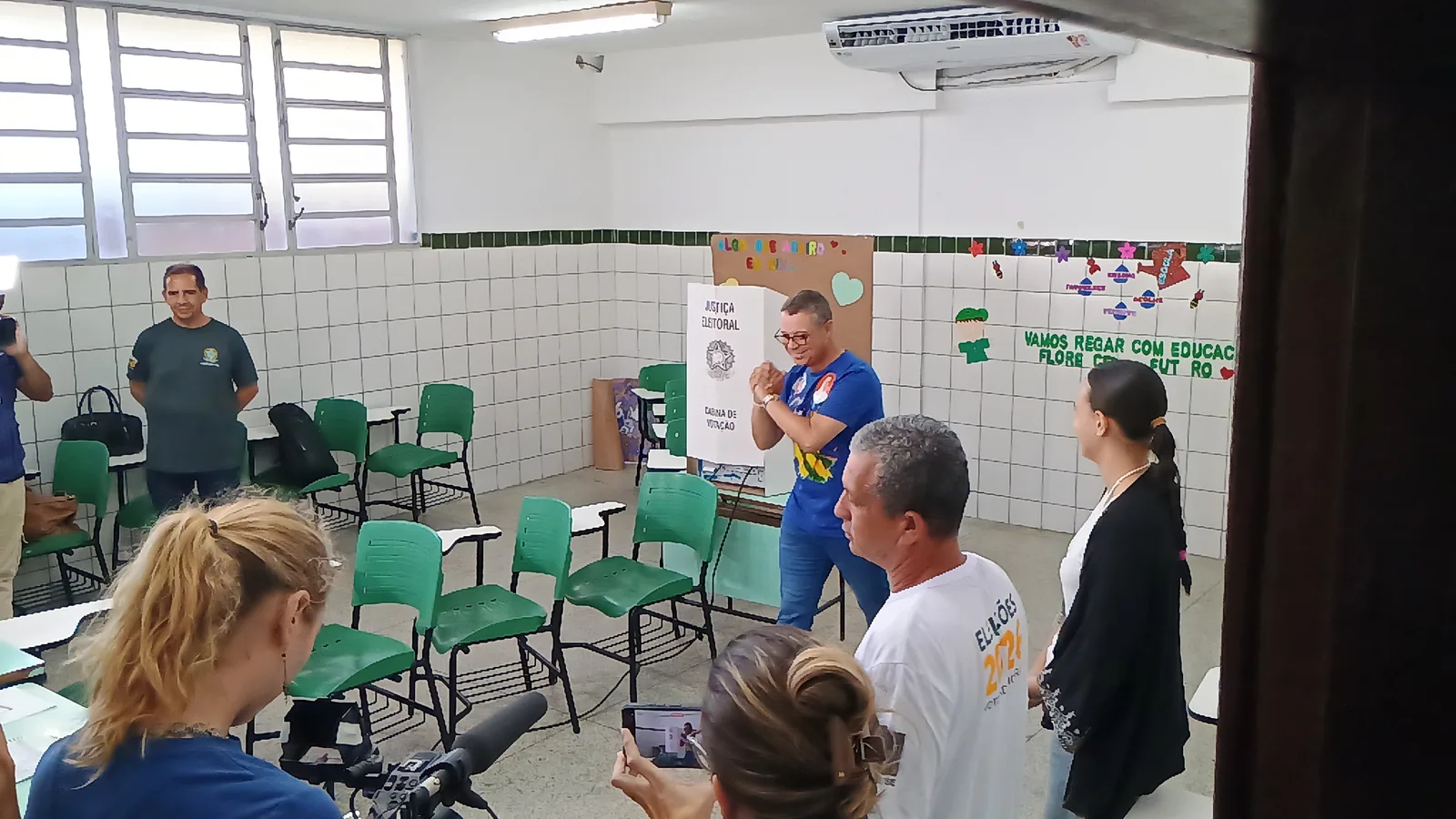 Fábio Mitidieri vota ao lado da esposa e de lideranças em Sergipe