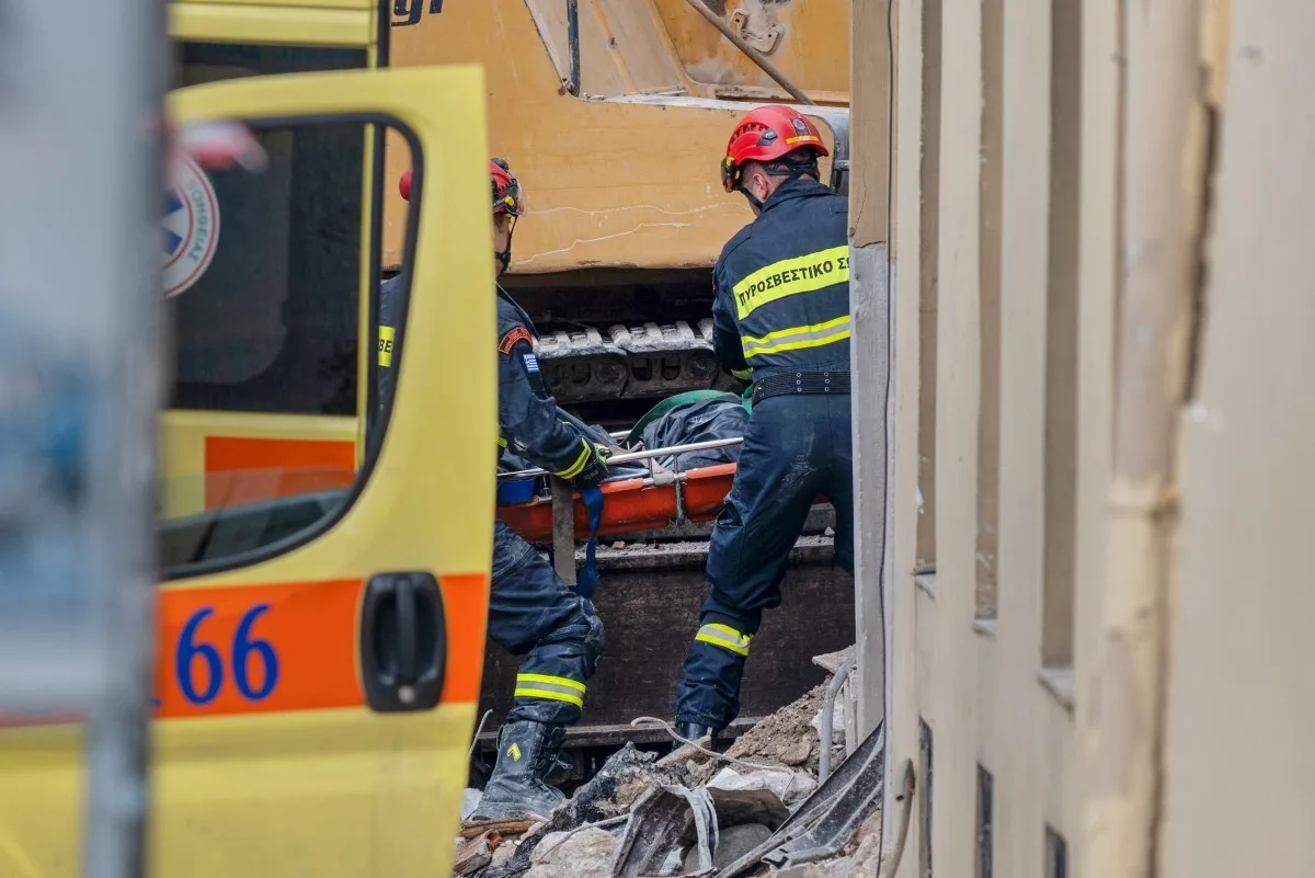 Explosão em prédio deixa seis mortos em Atenas, na Grécia
