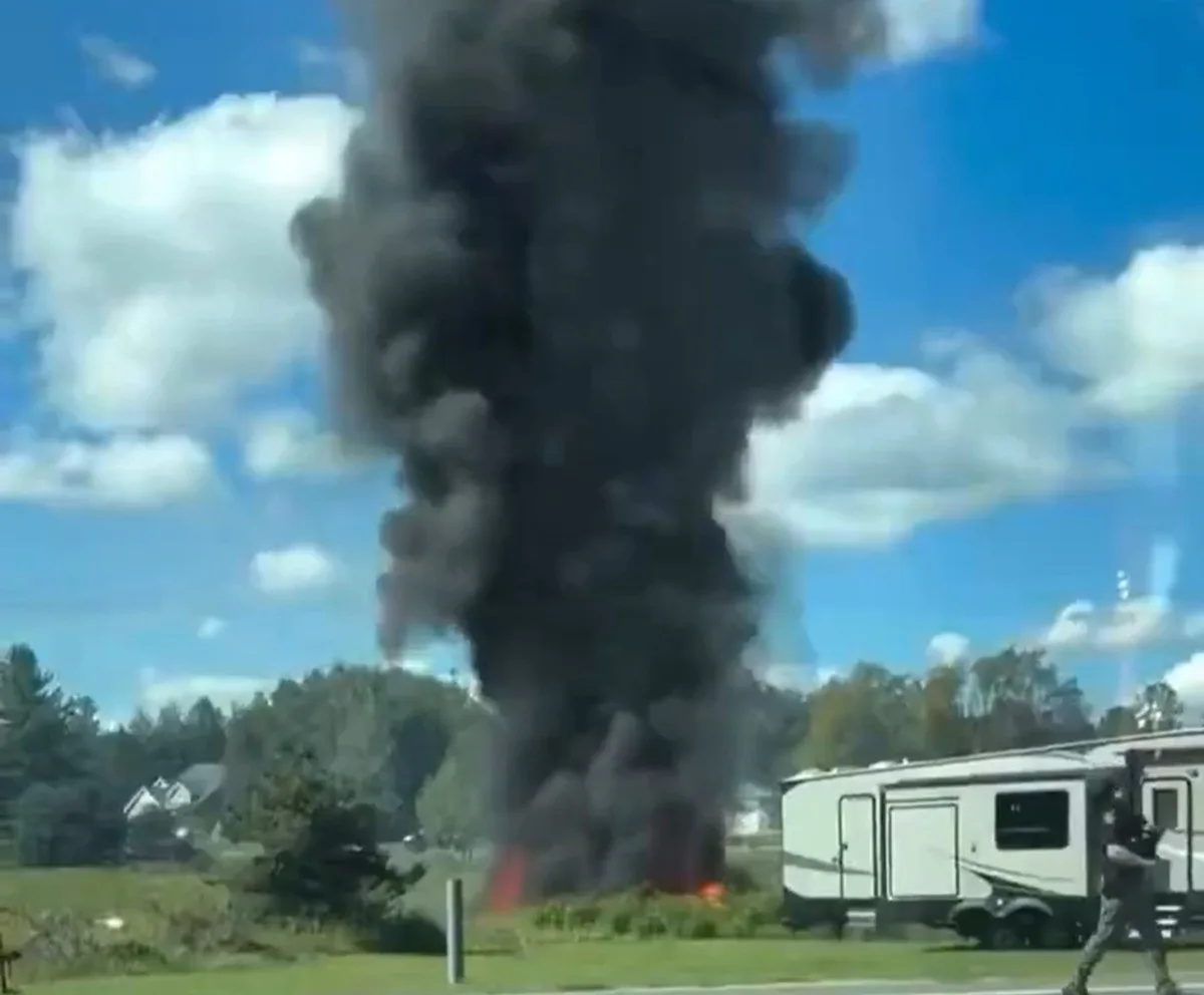 Piloto é levado a hospital após queda de F-16 em Michigan
