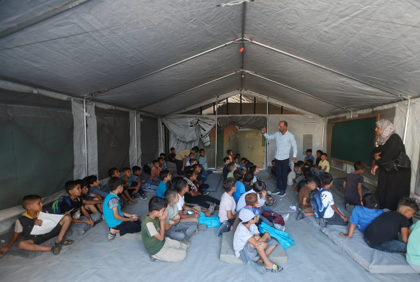 Retorno às aulas em Gaza ocorre com tendas, turnos menores e escolas inutilizadas