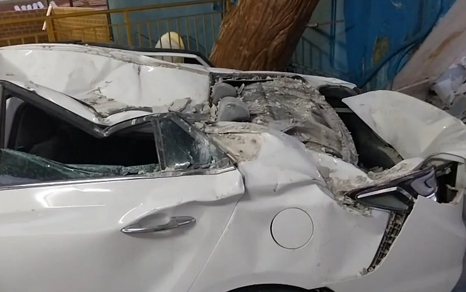 Vistoria vai avaliar estrutura após queda sobre veículo em shopping de Poços de Caldas