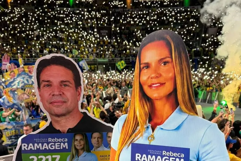 Rebeca Ramagem faz campanha no Rio com totens ao lado da imagem do marido